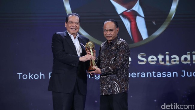 Momen Budi Arie Terima Penghargaan detikcom Awards dari CT