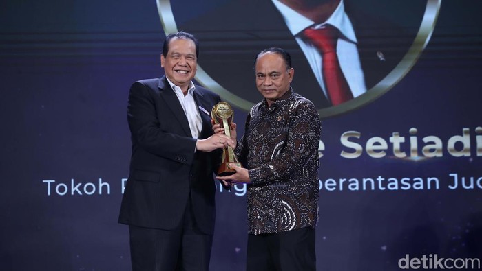 Momen Budi Arie Terima Penghargaan detikcom Awards dari CT Menkominfo Budi Arie Setiadi meraih detikcom Awards 2024. Budi Arie mendapat penghargaan sebagai Tokoh Pendorong Pemberantasan Judi Online.