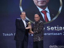 Momen Budi Arie Terima detikcom Awards dari CT