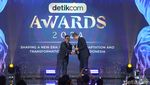 Momen Dirut Garuda Irfan Setiaputra Terima detikcom Awards