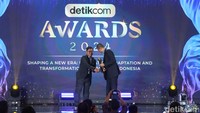 Irfan Setiaputra selaku Direktur Utama Garuda Indonesia menerima anugerah sebagai Tokoh Transformatif Industri Penerbangan Nasional detikcom Awards 2024 yang digelar di The Westin Jakarta, Kamis (17/10/2024). Banyak perubahan besar dilakukan Direktur Utama PT Garuda Indonesia (Persero) Tbk Irfan Setiaputra sejak ditunjuk jadi orang nomor satu maskapai pelat merah pada Januari 2020 lalu.