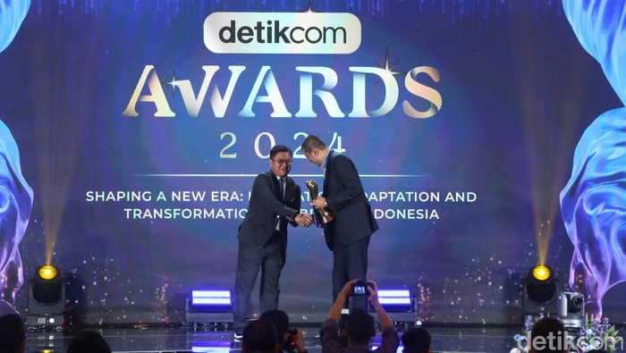 Momen Dirut Garuda Irfan Setiaputra Dinobatkan sebagai Tokoh Transformatif Industri Penerbangan Irfan Setiaputra selaku Direktur Utama Garuda Indonesia menerima anugerah sebagai Tokoh Transformatif Industri Penerbangan Nasional di ajang detikcom Awards 2024.