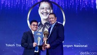 Melalui kepemimpinannya, Garuda Indonesia turut melakukan sejumlah terobosan baru di bidang sustainability diantaranya menjadi maskapai pertama di Indonesia yang mendorong penggunaan Sustainable Aviation Fuel (SAF) melalui uji coba penggunaan bahan bakar bioavtur J2.4 yang berbasis minyak inti kelapa sawit pada penerbangan komersialnya. Disisi lain, Garuda Indonesia juga menguatkan komitmennya di bidang sustainability dengan menjadi maskapai Indonesia pertama yang menjajaki transaksi sertifikat penurunan emisi di bursa karbon IDX. 