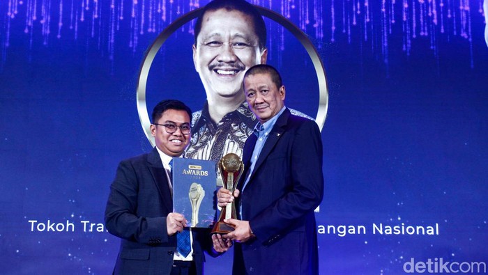 Irfan Setiaputra selaku Direktur Utama Garuda Indonesia menerima anugerah sebagai Tokoh Transformatif Industri Penerbangan Nasional di ajang detikcom Awards 2024.