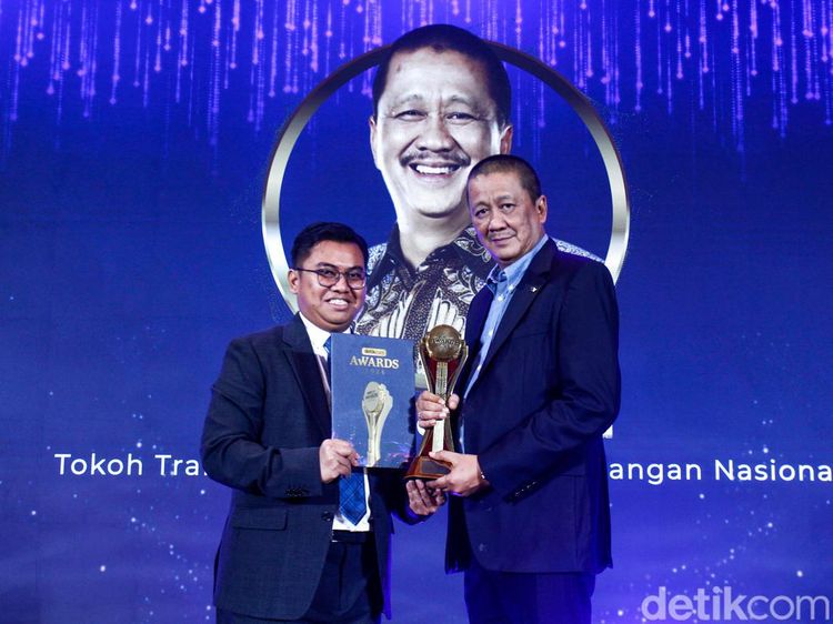 Momen Dirut Garuda Irfan Setiaputra Terima detikcom Awards
