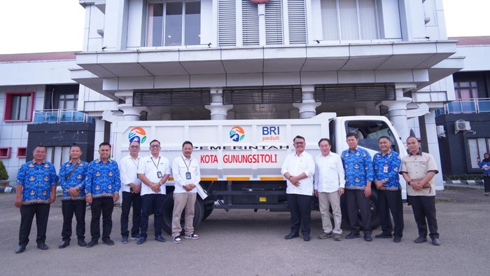 Momen penyerahan truk sampah dari BRI ke Pemkot Gunungsitoli (Foto: Dok. BRI)