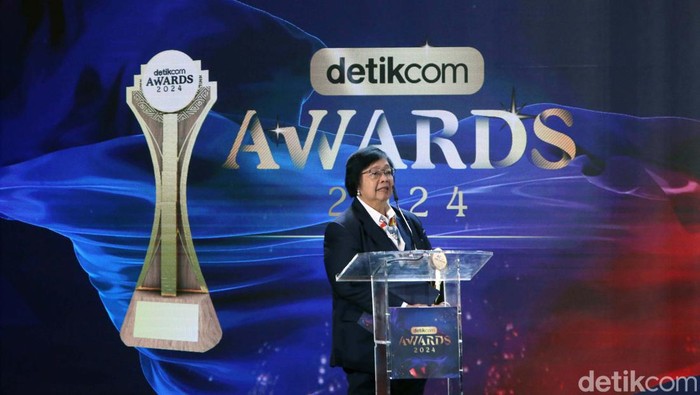 Momen Siti Nurbaya Raih Tokoh Modernisasi Tata Kelola Hutan Menteri Lingkungan Hidup dan Kehutanan (LHK) Siti Nurbaya Bakar meraih detikcom Awards 2024 untuk kategori Tokoh Modernisasi Tata Kelola Hutan. Ini momennya.