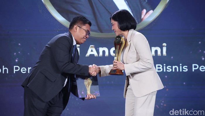 Tri Andayani selaku Direktur Utama PT PELNI (Persero) juga menyabet anugerah Tokoh Perempuan Transformasi Bisnis Pelayaran di ajang detikcom Awards 2024.