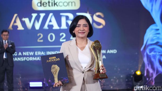 Tri Andayani selaku Direktur Utama PT PELNI (Persero) juga menyabet anugerah Tokoh Perempuan Transformasi Bisnis Pelayaran di ajang detikcom Awards 2024.