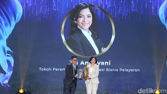 Momen Tri Andayani Terima Penghargaan Tokoh Perempuan Transformasi Bisnis Pelayaran Tri Andayani selaku Direktur Utama PT PELNI (Persero) juga menyabet anugerah Tokoh Perempuan Transformasi Bisnis Pelayaran di ajang detikcom Awards 2024.