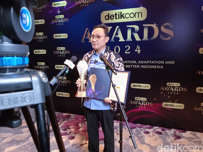 Kepala Badan Penyelenggara Jaminan Produk Halal (BPJPH) Muhammad Aqil Irham menerima penghargaan detikcom Awards 2024.