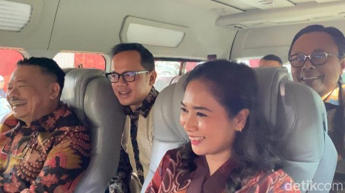 Otto Hasibuan, Bima Arya hingga Ni Luh Puspa datang semobil ke Hambalang. (Rizky/detikcom).