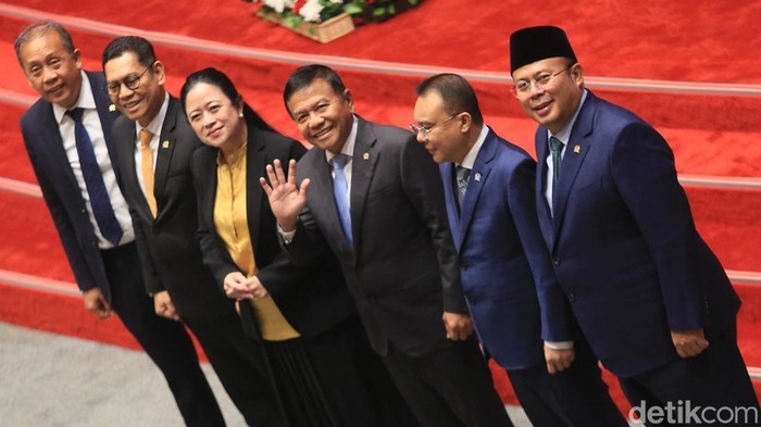 Paripurna DPR Resmi Setujui Herindra Jadi Calon Kepala BIN Baru Ketua DPR Puan Maharani didampingi Wakil Ketua DPR Sufmi Dasco Ahmad, Adies Kadir, Saan Mustopa, Cucun Ahmad Syamsurizal, dan Kepala BIN terpilih Muhammad Herindra berfoto saat rapat paripurna DPR RI di Jakarta, Kamis (17/10/2024).