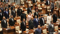 Selanjutnya, Puan meminta persetujuan DPR atas pengangkatan Herindra sebagai Kepala BIN baru. Semua anggota DPR menyetujui nama Herindra.