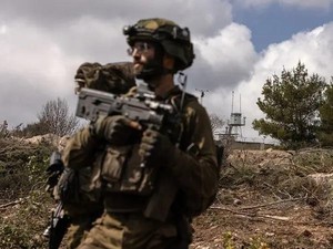 Viral Foto Tentara Israel Pukul Patung Yesus di Lebanon