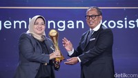 Pegadaian memiliki beragam produk investasi emas memudahkan nasabahnya seperti produk Cicil Emas, Arisan Emas, pembelian perhiasan emas melalui Galeri 24. Nasabah pun bisa menabung emas dengan produk Tabungan Emas yang dapat diakses langsung dengan mudah melalui aplikasi Pegadaian Digital. Tabungan Emas Pegadaian adalah layanan penitipan saldo emas yang dapat memudahkan masyarakat dalam berinvestasi emas. Melalui layanan ini, nasabah dapat membeli, menjual kembali, dan pencetakan saldo emas.   