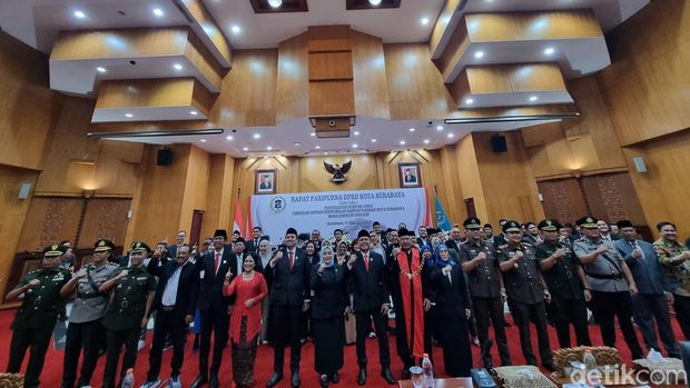 Pelantikan pimpinan DPRD Surabaya.