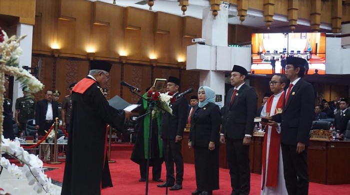 Pelantikan pimpinan DPRD Surabaya.
