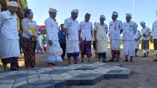 Peletakan batu pertama penataan jogging track Lapangan GOR Bhuwana Patra Singaraja, Buleleng, Kamis (17/10/2024). (Made Wijaya Kusuma/detikBali)