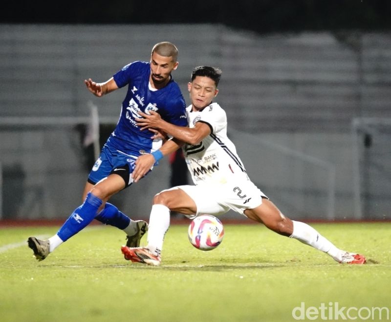 Pemain PSIS, Taufee Skandari mendapat pengawalan dari bek Persija, Rio Fahmi di pertandingan pekan kedelapan Liga 1 2024/2025 di Magelang, Kamis (17/10/2024).