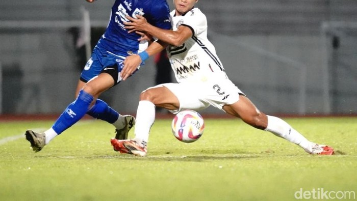 Pemain PSIS, Taufee Skandari mendapat pengawalan dari bek Persija, Rio Fahmi di pertandingan pekan kedelapan Liga 1 2024/2025 di Magelang, Kamis (17/10/2024).