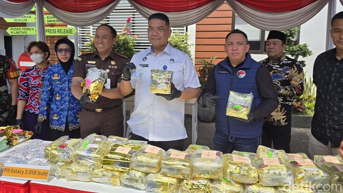 Pemusnahan sabu dan ekstasi di Kejari Sidoarjo