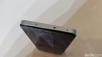 Lalu di bagian atasnya ada slot microSD dan SIM Card, speaker, dan microphone. Foto: (Panji Saputro/detikINET).
