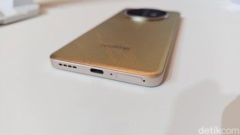 Bedanya terletak di penempatan port-nya. Kalau Realme 13+ 5G slot mircoSD dan SIM Card ada di bawah, bersamaan dengan lubang charger dan speaker. Foto: (Panji Saputro/detikINET).