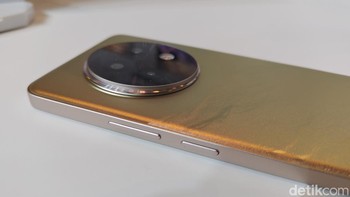 Beralih ke Realme 13+ 5G yang juga memasang tombol power dan volume di sisi kanan HP. Foto: (Panji Saputro/detikINET).