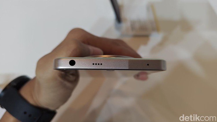 Penampakan Realme 13 Plus dan 13 5G, HP Gaming dengan Gaya Casual Realme 13 5G dan Realme 13+ 5G resmi rilis di Indonesia. Begini penampakannya yang punya desain lebih casual, dengan performanya yang gahar.