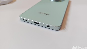 Desainnya bisa dibilang cukup casual, dengan performanya yang gahar sebagai HP gaming. Di bagian bawah HP terdapat jack audio 3,5 mm, lubang charger Type-C 2.0, dan speaker. Foto: (Panji Saputro/detikINET).