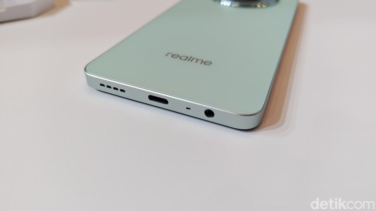 Penampakan Realme 13 Plus dan 13 5G, HP Gaming dengan Gaya Casual Realme 13 5G dan Realme 13+ 5G resmi rilis di Indonesia. Begini penampakannya yang punya desain lebih casual, dengan performanya yang gahar.