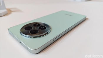 Ini penampakan salah satu varian warna yang dimiliki Realme 13 5G, yakni Speed Green. Untuk varian warna yang satunya ialah Dark Purple. Di sisi kanan, Realme menyematkan tombol power dan volume. Foto: (Panji Saputro/detikINET).