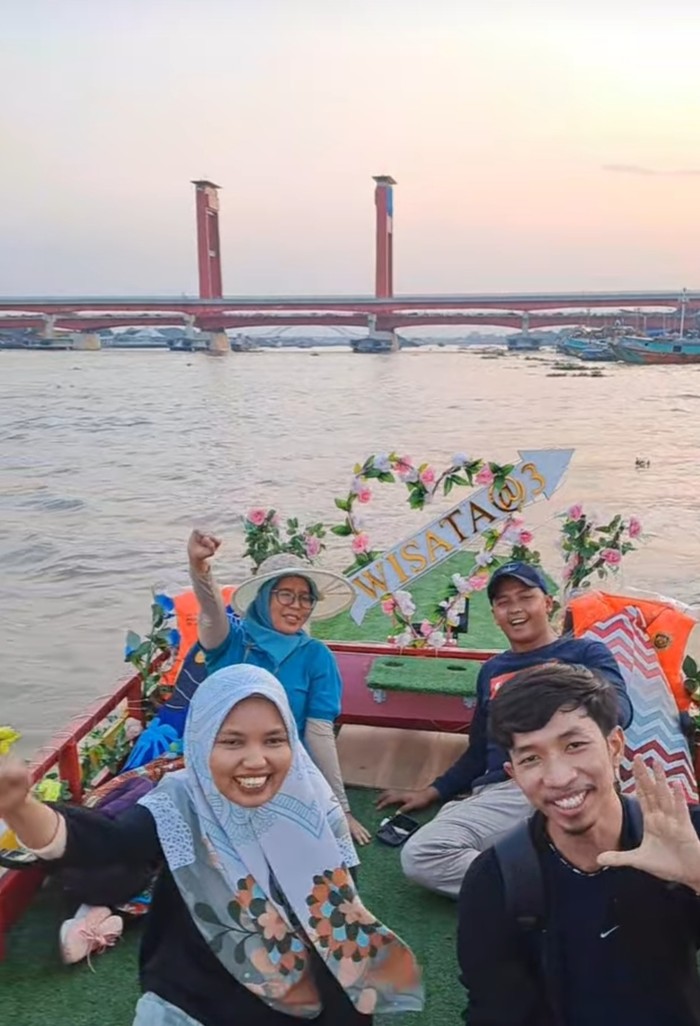Penampakan wisata getek rooftop di sungai Musi Palembang