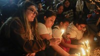 Para penggemar menyalakan lilin di luar hotel tempat mantan penyanyi One Direction, Liam Payne, ditemukan tewas di Buenos Aires, Argentina, Rabu (16/10/2024).