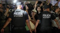 Pihak kepolisian dan tim medis dari Emergency Medical Attention System atau SAME langsung ke lokasi di Costa Rica 6092, Palermo. Sayangnya, ketika mereka sampai di tempat kejadian, paramedis mengonfirmasi Liam Payne sudah tidak bernyawa. Menurut Kepala SAME, Alberto Crescenti, korban terjatuh dari ketinggian sekitar 13-14 meter.