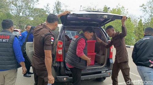 Penyidik Kejati NTT membawa dua kotak dokumen setelah menggeledah kantor Dinas PUPR NTT, Kamis (17/10/2024).