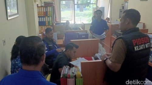 Penyidik Kejati NTT menggeledah kantor Dinas PUPR NTT di Kupang, Kamis (17/10/2024).