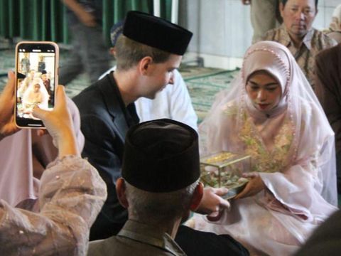 pernikahan Mia Komalasari dan Jochen Sommer. Kisah keduanya langsung viral di media sosial.