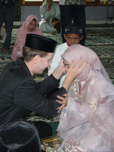 pernikahan Mia Komalasari dan Jochen Sommer. Kisah keduanya langsung viral di media sosial.