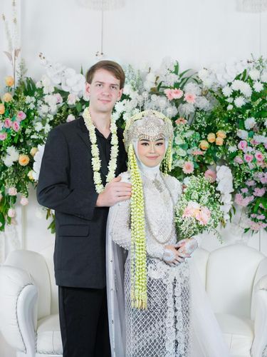 pernikahan Mia Komalasari dan Jochen Sommer. Kisah keduanya langsung viral di media sosial.