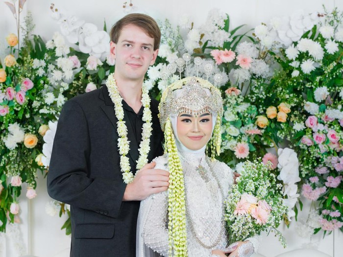 pernikahan Mia Komalasari dan Jochen Sommer. Kisah keduanya langsung viral di media sosial.