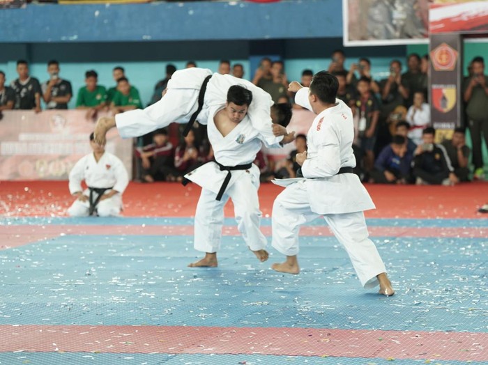 Pertandingan Karate dalam Turnamen Piala Panglima TNI di Surabaya