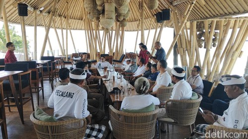 Pertemuan pihak-pihak di Finns Beach Club terkait video kembang api saat upacara agama di Pantai Berawa, Kamis (17/10/2024).