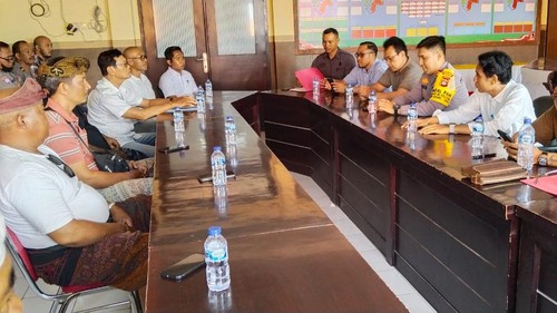 Pertemuan manajemen Finns Beach Club, warga Banjar Tegal Gundul Canggu, perwakilan Desa Adat Berawa, dan pemilik video pesta kembang api di Polsek Kuta Utara, Rabu (16/10/2024). (Dok Polsek Kuta Utara)