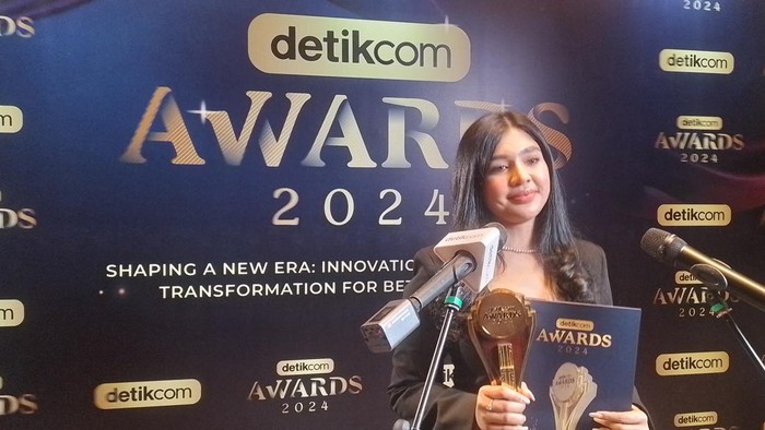 Perwakilan BookCabin Menerima detikcom Awards 2024