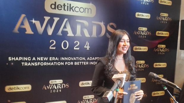Perwakilan BookCabin Menerima detikcom Awards 2024