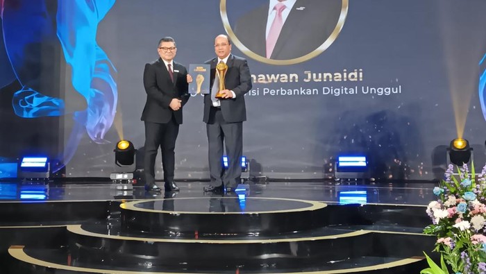 Perwakilan Direktur Utama Bank Mandiri Darmawan Junaidi menerima penghargaan detikcom Awards 2024