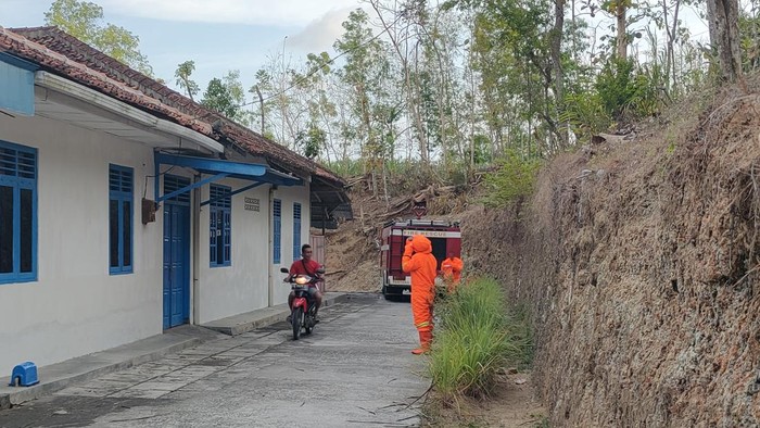 Petugas Damkar menangani kasus sengatan tawon gung di Kokap, Kulon Progo, Kamis (17/10/2024).