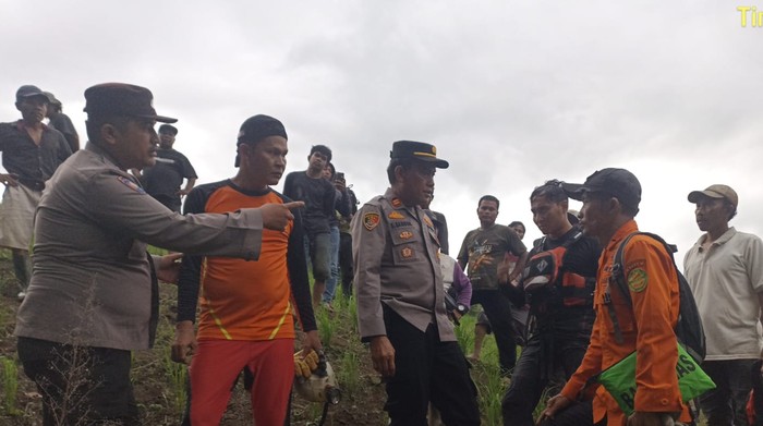 Petugas gabungan saat mencari tim Basarnas yang hilang di Sungai Lau Biang, Tigabinanga, Karo, Sumut. (dok. Polres Tanah Karo)